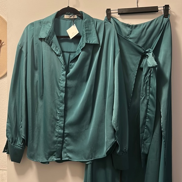 BRAND NEW Chic Satin Wide Leg Pant Set - Picture 2 of 3